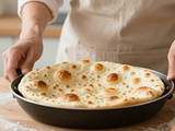 Pour naan : la cuisson à la poêle pour un pain moelleux