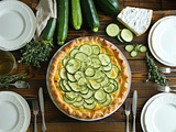 Quiche aux courgettes et fromage de chèvre facile à préparer pour un dîner convivial et savoureux