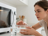 Verre au micro ondes : le test pour vérifier la compatibilité thermique