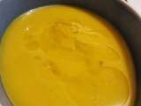 Doux velouté de citrouille rôti, à la pomme et un soupçon d'huile de noix