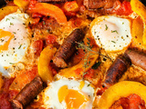 Chakchouka aux oignons nouveaux, courgettes, œufs et merguez