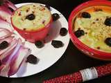 Houmous avec de la farine de pois chiche, avocat et baies de roses