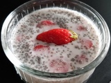 Pudding aux grains de chia, lait d'amandes et fraises