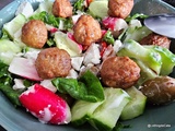 Salade composée : épinard frais, radis, concombre , feta et boulettes