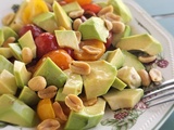 Salade d'avocat, tomates cerises et cacahuètes