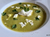 Velouté de courgette au curry rouge et au chèvre fais