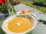 Velouté de courgette jaune avec du bouillon de couscous