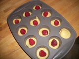 Muffins à la poudre d'amande, rhum et framboises du jardin