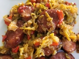 Chou vert, saucisse fumée, cajun et poivrons