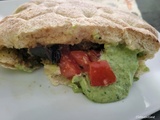Pain pita froid aux aubergines, tomates et tahini