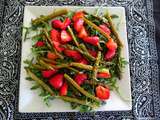 Salade tiède de roquette aux asperges et fraises