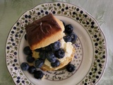 Scones aux myrtilles et clotted cream