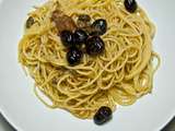 Spaghettis aux câpres, anchois et olives noires