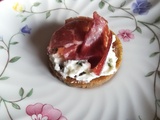 Blinis fromage de chèvre frais et viande de boeuf séchée