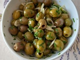 Olives marinées aux herbes et piment