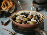 Comment faire des olives marinées aux herbes