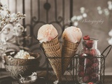 Glace coco sans sorbetière avec un coulis de framboise marbré