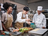 Offrir un atelier culinaire à Paris : le cadeau gourmand parfait