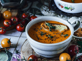 Soupe à la tomate, poivron rouge rôti et ail