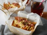 Frites au cheddar et lardons fumés