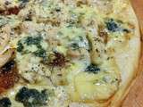 Pizza à la fourme d'Ambert, poulet et confit d'oignons