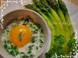 Double oeuf cocotte, ciboulette cerfeuil et mouillettes d'asperge