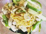 Tagliatelle au poulet, courgettes et curry et poivrons