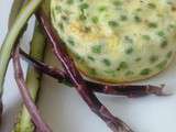 Flans de petits pois frais au cantal et asperges violettes crues