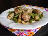 Wok d'agneau avec des haricots verts et des champignons