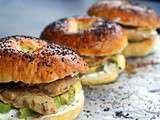 Bagel maison – Poulet, avocat, bacon et sauce Yaourt