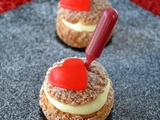 Choux craquelin, crème diplomate au chocolat blanc, coulis de fruits rouges à l'eau de rose