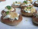 Toast de boudin aux morilles, crème de raifort et chapelure d'emmental