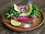 Avocado toast au houmous de betterave