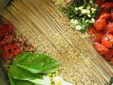 One pan pasta de soba aux tomates brûlées, basilic et chèvre