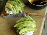 Tartine d’avocat, fenouil, poire et chèvre frais {vinaigrette au miel}