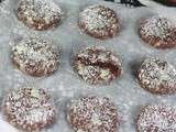 Biscuit au chocolat craquelé fourré au caramel