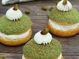 Choux craquelin chantilly, pistache et coulis de cerises