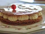 Tartelettes fines au chocolat blanc décorées d'un disque de sucre cuit à l'amande ou au sésame noir