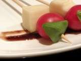 Brochettes de tomates cerises, mozza et caramel balsamique