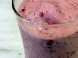 Smoothie pêches, mûres et framboises