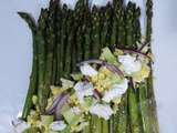 Asperges vertes grillées avec oeufs, avocat et chèvre frais