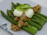 Asperges vertes, oeuf mollet, crumble au Roquefort