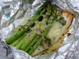 Papillote de saumon et asperges en persillade et au parmesan