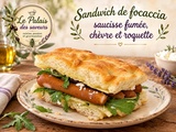 Sandwich de focaccia saucisse fumée, chèvre et roquette