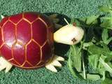 Tortue sur une pomme: Sculpture de fruit