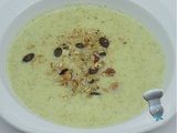 Velouté de brocoli au chèvre frais, granola salé