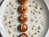 Financiers aux amandes, cœur caramel, dés de poires et amandes