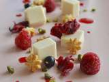 Panna cotta coco, fruits rouges et fleurs d’hibiscus