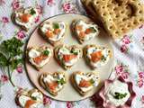 Toasts au saumon fumé, crème aux herbes et citron