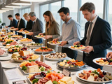 Buffet froid pour 100 personnes : pourquoi le vrai coût dépasse toujours l’estimation initiale